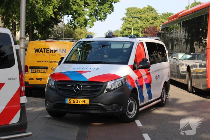 Politieagenten met kogelwerende vesten in wijk