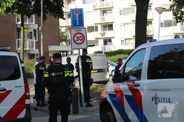 Politieagenten met kogelwerende vesten in wijk