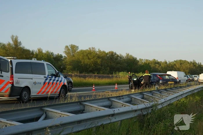 Auto tegen vangrail bij eenzijdig ongeval