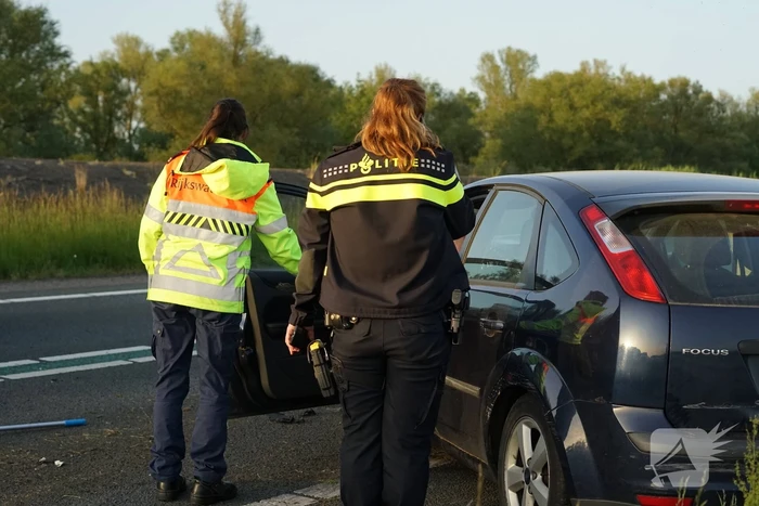 Auto tegen vangrail bij eenzijdig ongeval