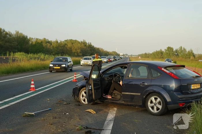 Auto tegen vangrail bij eenzijdig ongeval