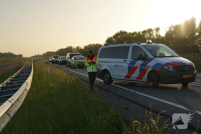 Auto tegen vangrail bij eenzijdig ongeval