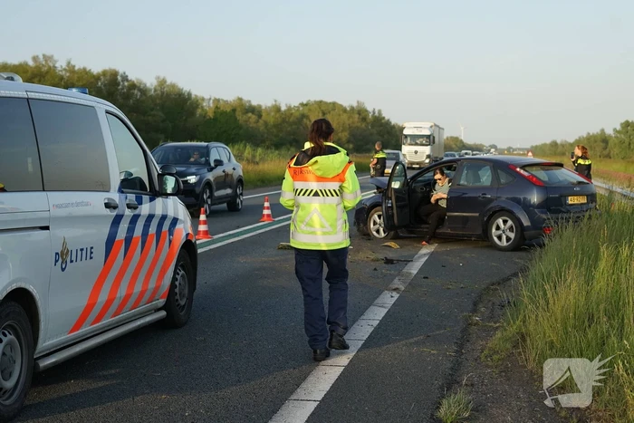 Auto tegen vangrail bij eenzijdig ongeval