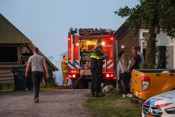 Brand naast schuur van boerderij