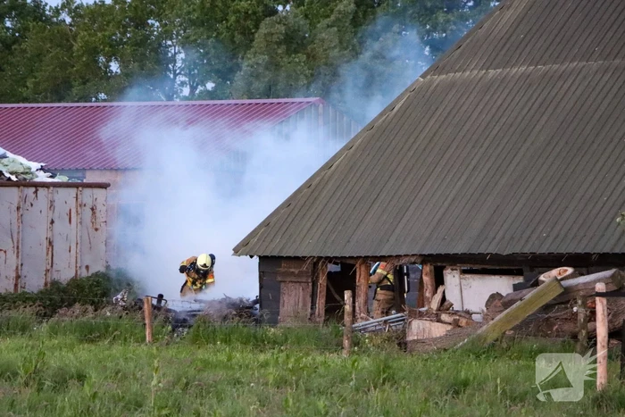 Brand naast schuur van boerderij