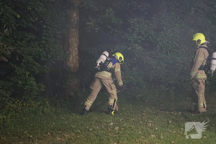 Kleine brand in groen langs weg