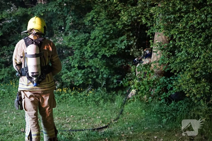 Kleine brand in groen langs weg