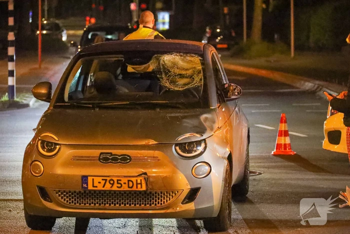Brommerrijdster gewond bij botsing met auto
