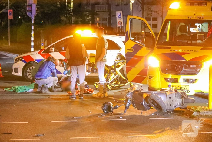 Brommerrijdster gewond bij botsing met auto
