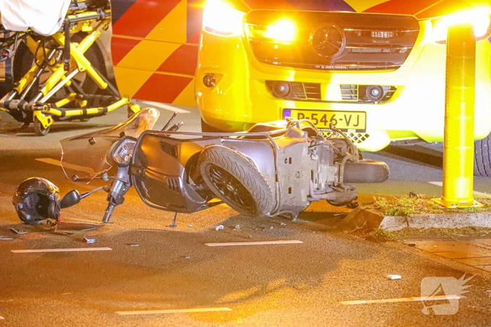 Brommerrijdster gewond bij botsing met auto