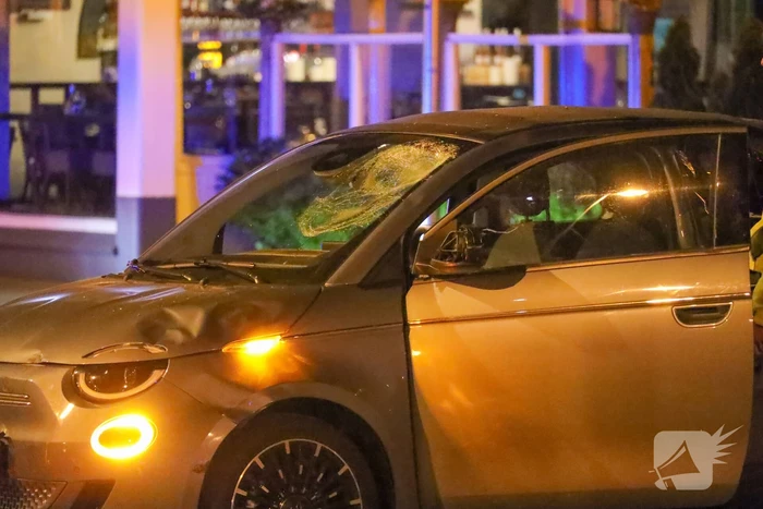 Brommerrijdster gewond bij botsing met auto