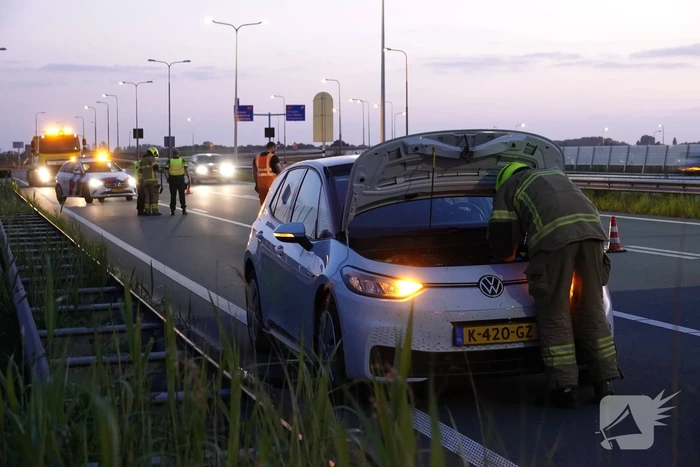 Elektrische auto krijgt dompelbad