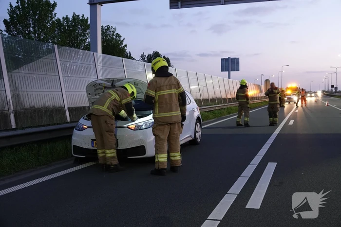 Elektrische auto krijgt dompelbad