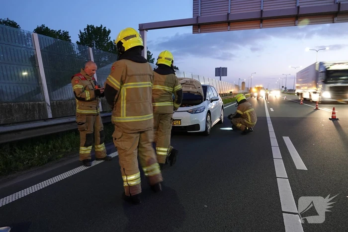 Elektrische auto krijgt dompelbad