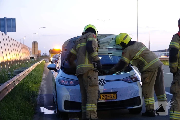 Elektrische auto krijgt dompelbad