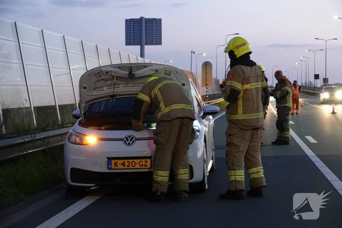 Elektrische auto krijgt dompelbad