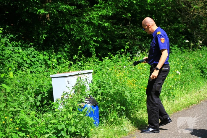 Raadselachtig vat gevonden nabij fietspad