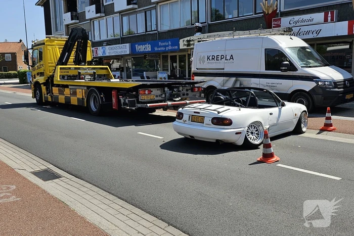 Veel schade bij botsing tussen twee voertuigen