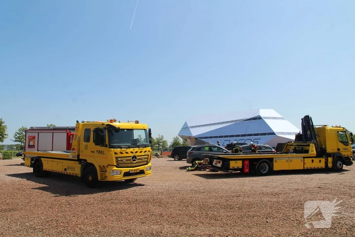 Elektrische personenauto rijdt oplaadpaal uit de grond