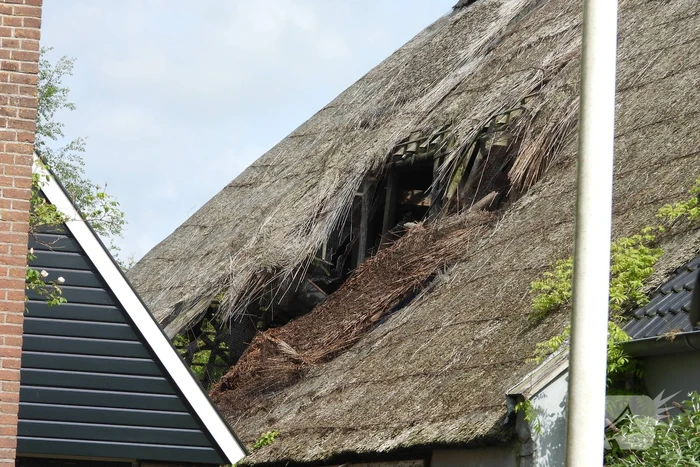 Brand in rietendak van woning