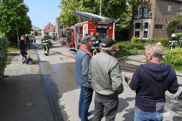 Brand in rietendak van woning