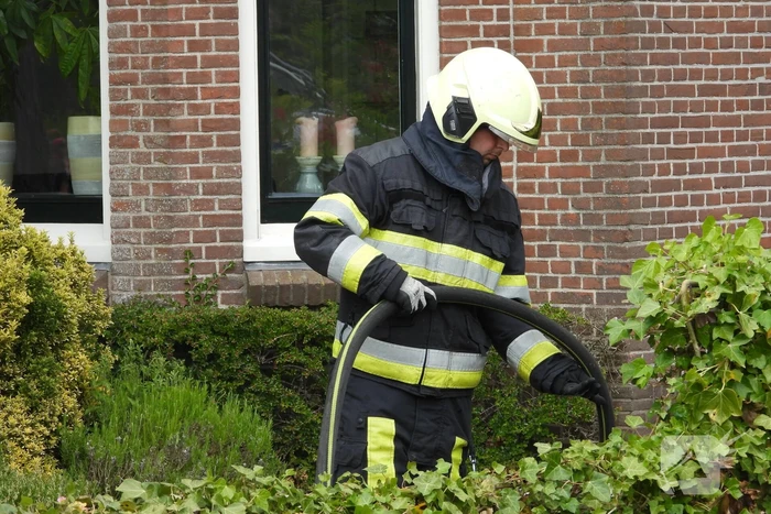 Brand in rietendak van woning