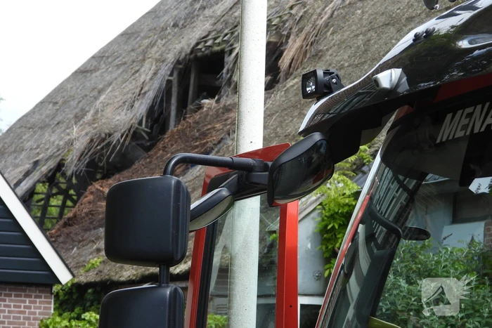 Brand in rietendak van woning