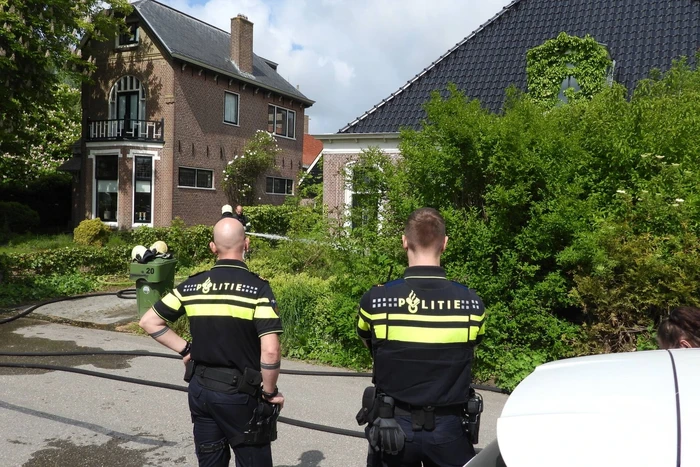 Brand in rietendak van woning