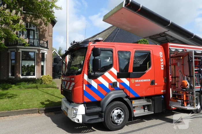 Brand in rietendak van woning