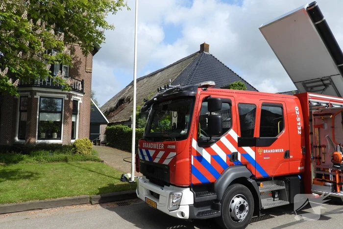 Brand in rietendak van woning