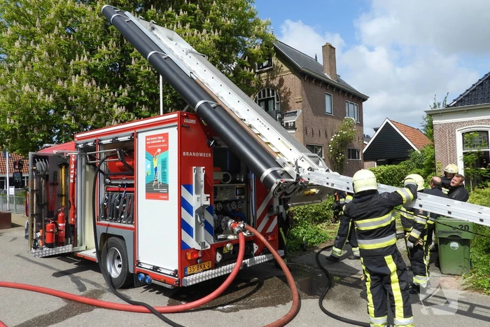 Brand in rietendak van woning