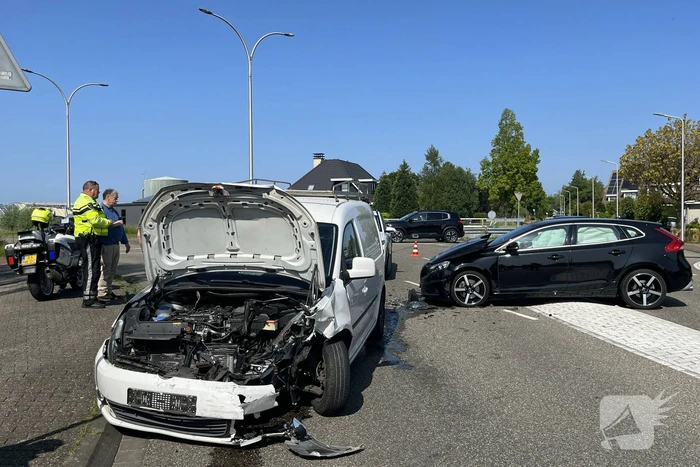 Grote schade na botsing tussen voertuigen