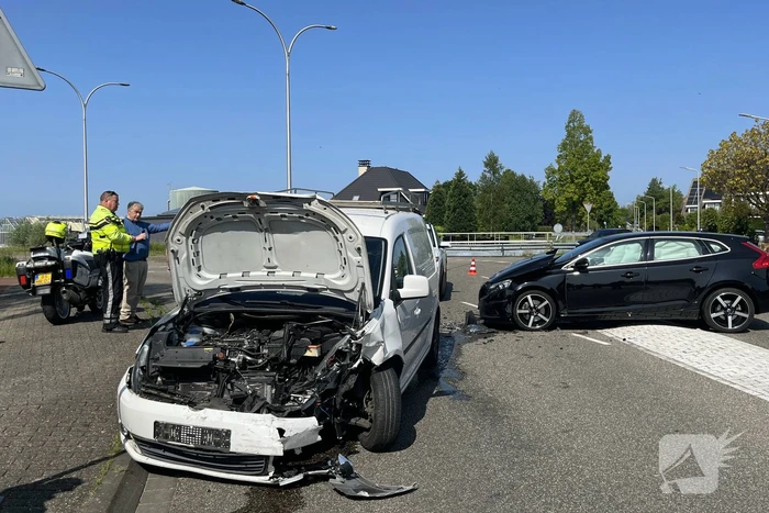 Grote schade na botsing tussen voertuigen