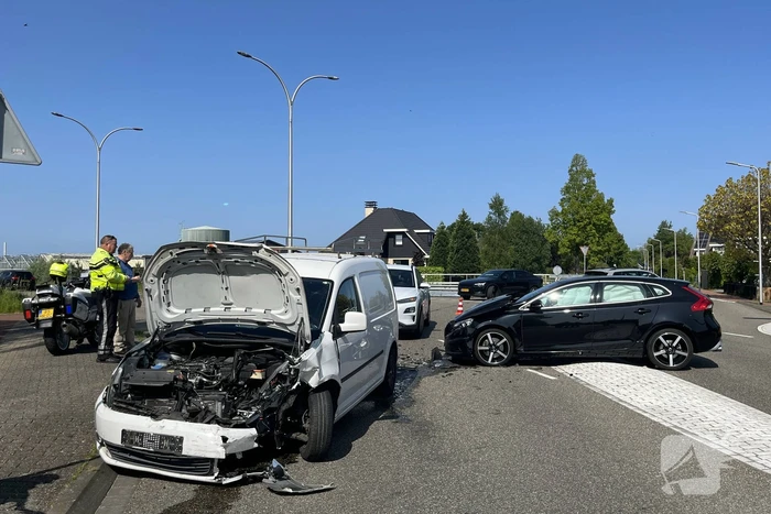 Grote schade na botsing tussen voertuigen