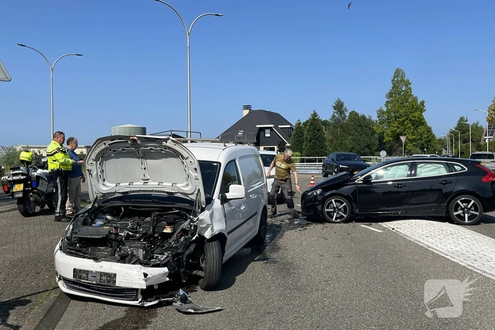 Grote schade na botsing tussen voertuigen