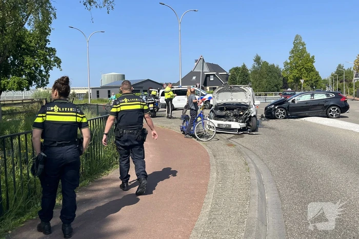 Grote schade na botsing tussen voertuigen