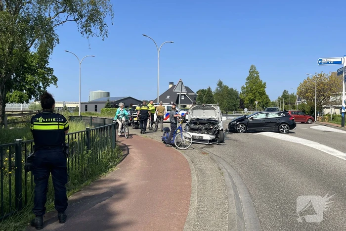 Grote schade na botsing tussen voertuigen