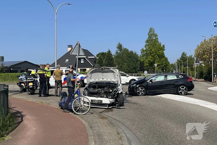 Grote schade na botsing tussen voertuigen
