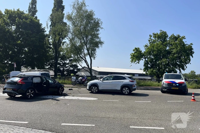 Grote schade na botsing tussen voertuigen