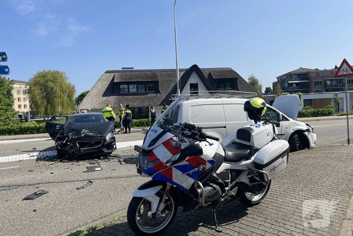 Grote schade na botsing tussen voertuigen