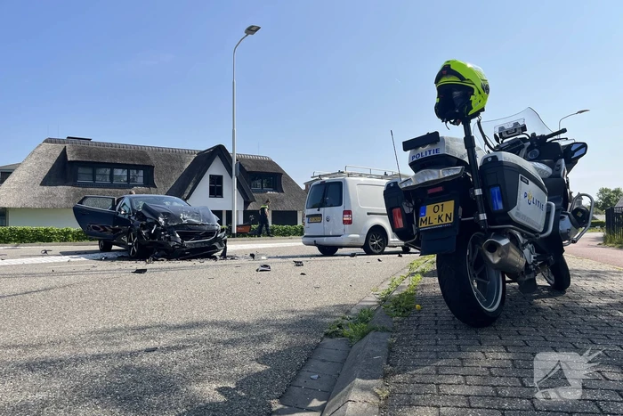 Grote schade na botsing tussen voertuigen