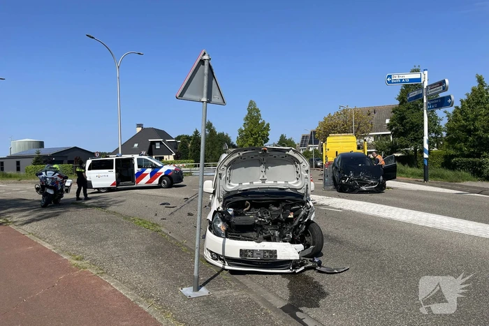 Grote schade na botsing tussen voertuigen
