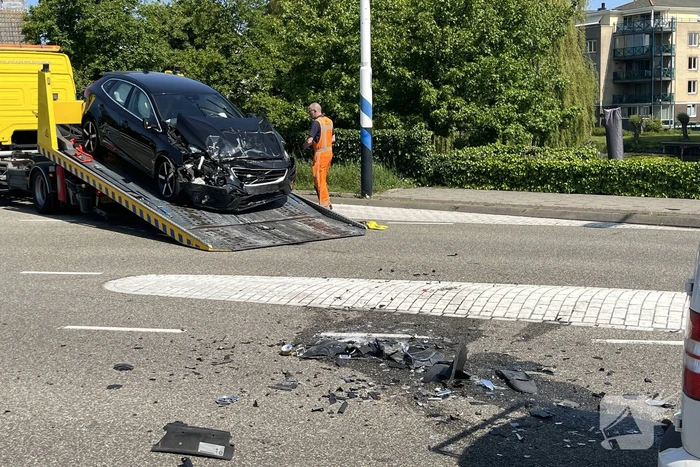Grote schade na botsing tussen voertuigen