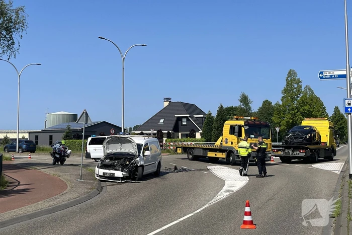 Grote schade na botsing tussen voertuigen