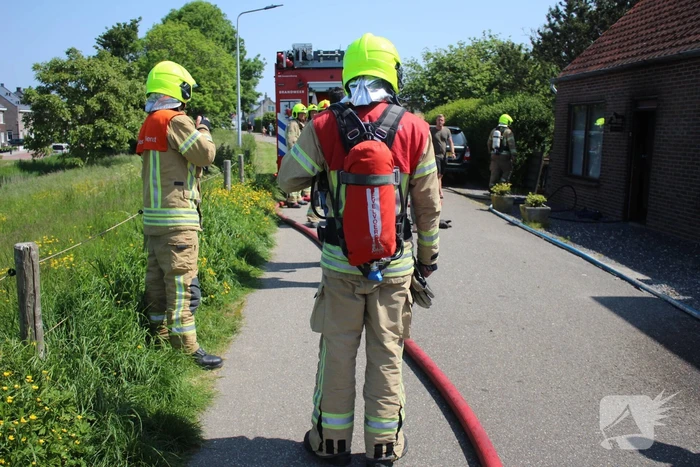 Brand in tuinhuis slaat over naar woning