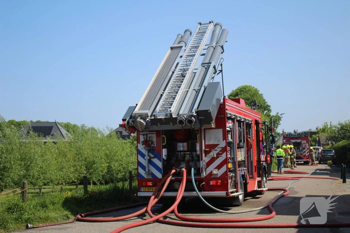 Brand in tuinhuis slaat over naar woning