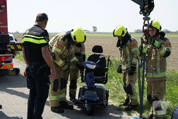 Man belandt met scootmobiel in sloot