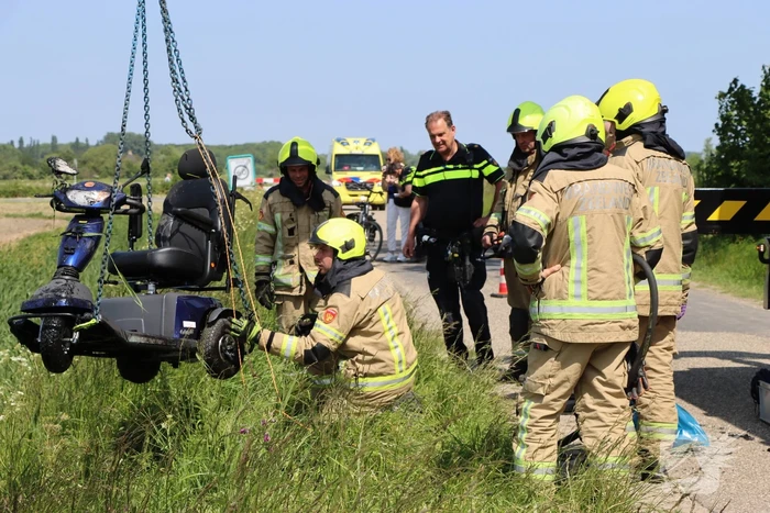Man belandt met scootmobiel in sloot