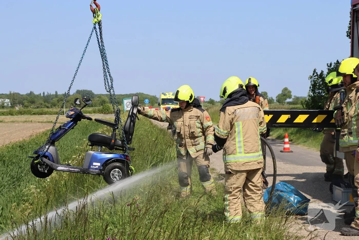 Man belandt met scootmobiel in sloot