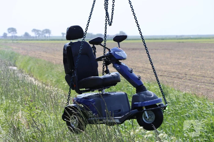 Man belandt met scootmobiel in sloot